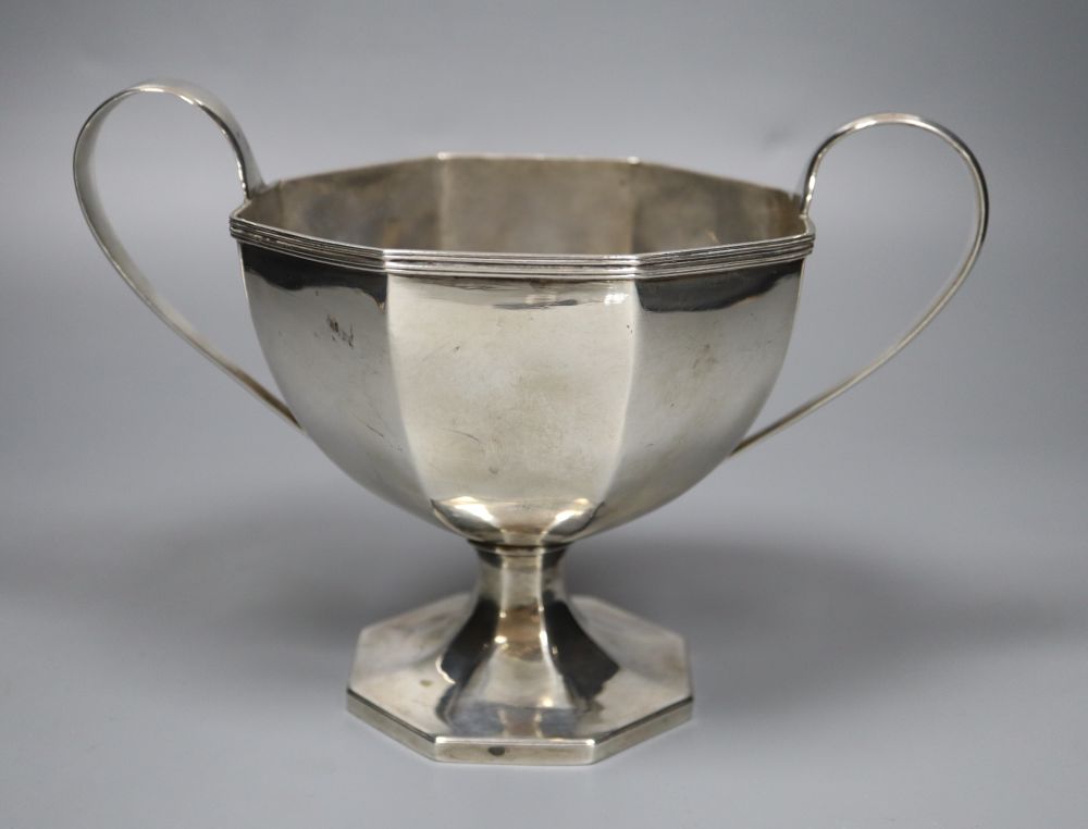 A George IV silver two handled octagonal bowl, marks rubbed, London, 1826?, 14.2cm, 11oz.